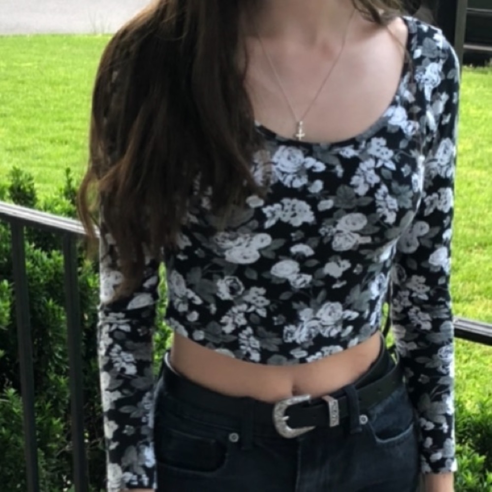 Long sleeve scoop neck floral crop top